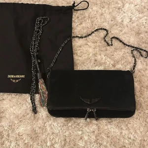 Svart axelväska från Zadig & Voltaire - Super snygg svart axelväska från Zadig & Voltaire i skinn med kedjeaxelrem och dragkedja. Hör gärna av er vid frågor! 💕💕 #sthlmstil #zadig #zadig&voltaire #väska #sthlm