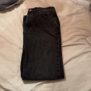 Nudie jeans - Snygga svarta jeansbyxor med klassisk design. Perfekta för en stilren look. De har en normal passform och är tillverkade i slitstarkt denim. Storlek W 29 L 32. För mer frågor är det bara att skriva