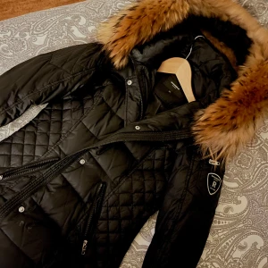 Svart rock & blue jacka med päls😘 - Säljer denna jackan som är i fint skick, pris kan diskuteras😘😘.