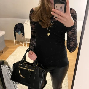 Svart spetströja - Snygg svart spetströja. Perfekt för att ge en elegant touch till din outfit.