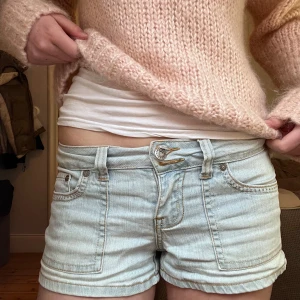 Ljusblå  jeansshorts - Lågmidjade jeansshorts, en knapp har lossnat där fram och en på den ena fickan, men inget som man tänker på💕💕
