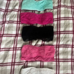 Färgglada spets tubtoppar - Säljer ett set med fem tubtoppar.  Alla toppar är i spetsmaterial och är i storlek 146/152 förutom den vita som är i 134/140.