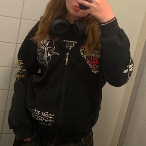Ed hardy zip up hoodie - Köpt på Plick men kommer inte längre till användning.  Skriv om du har frågor, priset kan alltid diskuteras!