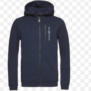 Mörkblå huvtröja från Sail Racing - Snygg mörkblå huvtröja från Sail Racing med dragkedja och en bröstficka med logotyp. Perfekt för en avslappnad stil med ribbade muddar och en bekväm huva.