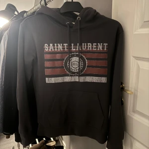 Saint Laurent hoodie - Saint Laurent hoodie - nytt skick - storlek S men kan upplevas som xs. Jätte bekväm och snygg tröja - Kontakta vid frågor! 
