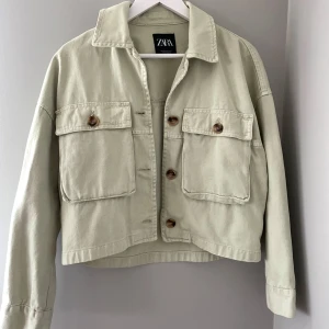 Pastel/ljus grön kappa från Zara - Säljer en jättefin ljus grön kappa från Zara, saknar en knapp men inget man tänker på eller lägger märke till alls.
