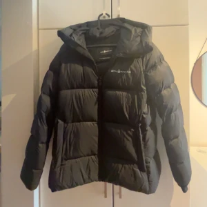 Sail racing vinterjacka med luva - Använt under 1 vinter. Köpte den förra året , den är i väldigt bra skick. Fickorna är fodrade så dina händer håller sig varma. Orginalpris  4 200kr