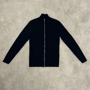 Hugo boss zipp  - Riktigt skön zip tröja frön hugoboss. Knappt använd eftersom den är lite för tajt på mig eftersom jag inte riktigt är S. Mycket fin skicka inga skavanker.