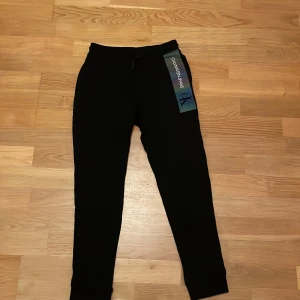 Mjukisbyxor Calvin Klein - Mjukisbyxor från Calvin Klein. Ganska så använda. Storleken är 12 vilket motsvarar typ 152.