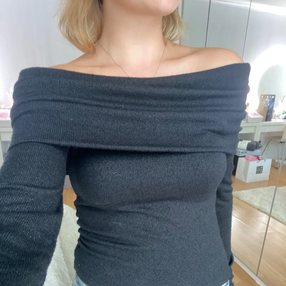 Off shoulder top från gina tricot som tyvärr inte längre kommer till användning.  I nyskick, pris går att diskutera vid snabb affär💗. Tröjor & Koftor.