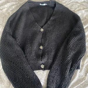 Kofta med knappar NAKD - Ganska nopprig. Svart kofta med knappar från NAKD.