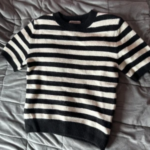 Stickad ärmlös tröja - Aldrig använd, i strl XS men passar mig som brukar ha S fint!