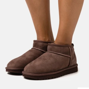 UGGS - Säljer mina fina bruna uggs som köpta i november och använd få gånger och väldigt försiktigt använda!Kom privat för egna bilder men ser helt nya ut! Säljer pågrund har nya skor så de kommer inte till användning köpt för 2000 säljer för 1500kr