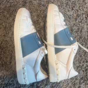 Valentino Garavani Storlek 42 - Tja! Säljer dessa fräscha Valentino Garavani i storlek 42, skorna är äkta men tillkommer inte med något OG utan bara skorna! Hojta till vid frågor. 