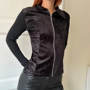 Svart mönstrad tröja - En perfekt zip up tröja i olika texturer både till vardags och fest! 