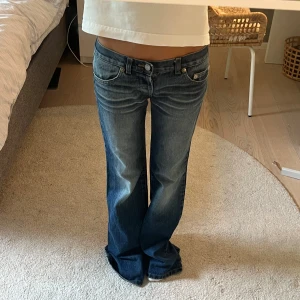 Sjukt snygga lågmidjade bootcut jeans  - Jättesnygga!! Säljer då de är för stora💗💗💗 midjemått: ca 37cm, innerbenslängd ca 80cm