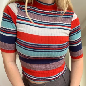 Randig polo - Randig polo med trekvartsärm från Monki