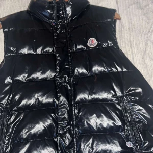 Moncler väst svart - Bra skick passar L och S också