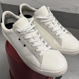 Vita Sneakers - Nyskick! - Vita skor från H&M. Dom är använda 1 gång och i nyskick.  Storlek 44 och normal i storleken. Köptes för ca 2 månader sedan. Nypris 599kr