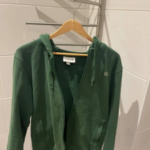 Lacoste zip hoodie - Använd lite och är i väldigt bra skick. Köpt för runt 1200. Storlek s.