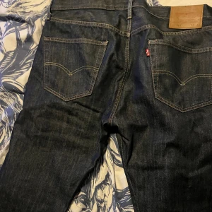 Levis 501 mörka - Gott skick