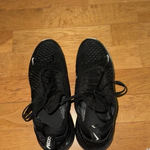 Svartvita Air max 270 - Väl använda men i bra skick 🖤🤍