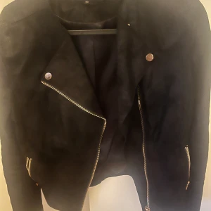 Snygg jacka  - Storlek 40 men passar 38-36. Svart i mocka. 