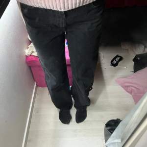 Snygga jeans från Bershka mycket fint skick och väldigt sköna! Låg/mid waist. Fråga gärna om bilder eller frågor om det behövs!😊 storlek S men passar mig som brukar ha M och är 165