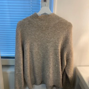 Stickad tröja  - Inte använt så mycket, bra skick. 