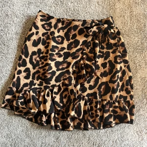 Leopard Kjol  - Jag säljer den här jätte söta leopard kjolen jag beställde från shein några år sen. Jag har använt den typ två gånger och använder den mer. Skriv om ni är intresserade av att köpa💖