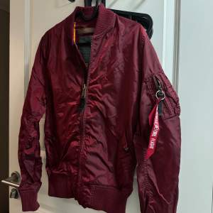 Alpha Industries jacka i stl M Köp för ca 3år sen och aldrig kommit till användning  1000kr