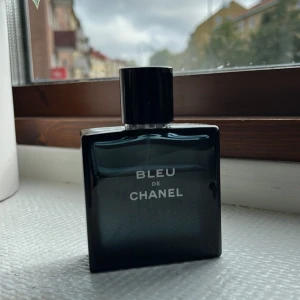 Bleu De Chanel EDT - Säljer denna riktigt fina bleu de chanel doft då den inte används så ofta! Väldigt fräsch och perfekt för varma dagar. Säljes till väldigt bra pris. Hör av dig vid minst lilla fråga :)
