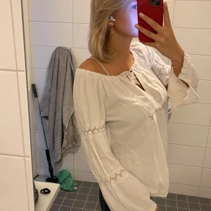 Vit blus💞 - Säljer min jätte fina blus från, andvänt 2 gånger finns inga defekter. Det är storlek 36 men passar även alla eftersom den e super luftig samt kan man justera vid  bysten hur tajt eller löst man vill.💞