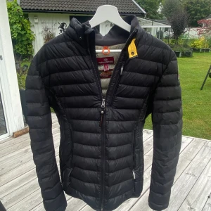 Parajumper light weight jacka (S Herr) - Skön Parajumper jacka som passar till hösten! 🍁 Säljs eftersom den inte längre används Skick 7/10 (hade ett hål i fickan som nu är lagat, därav priset)  Hör av dig om intresserad 🌟