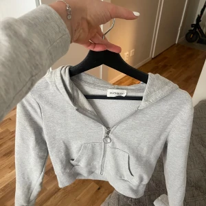 CROPPAD HOODIE - Croppad hoodie even & odd. Använd ett fåtal gånger