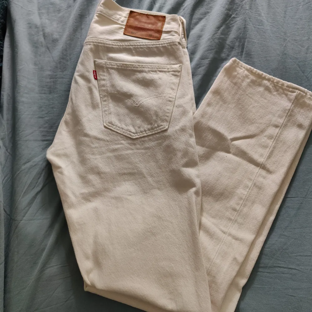 Inte mycket använd Levi's jeans 501 I storlek W30, L30. Säljer pga för små. Inga fläckar och fina i färgen. . Jeans & Byxor.