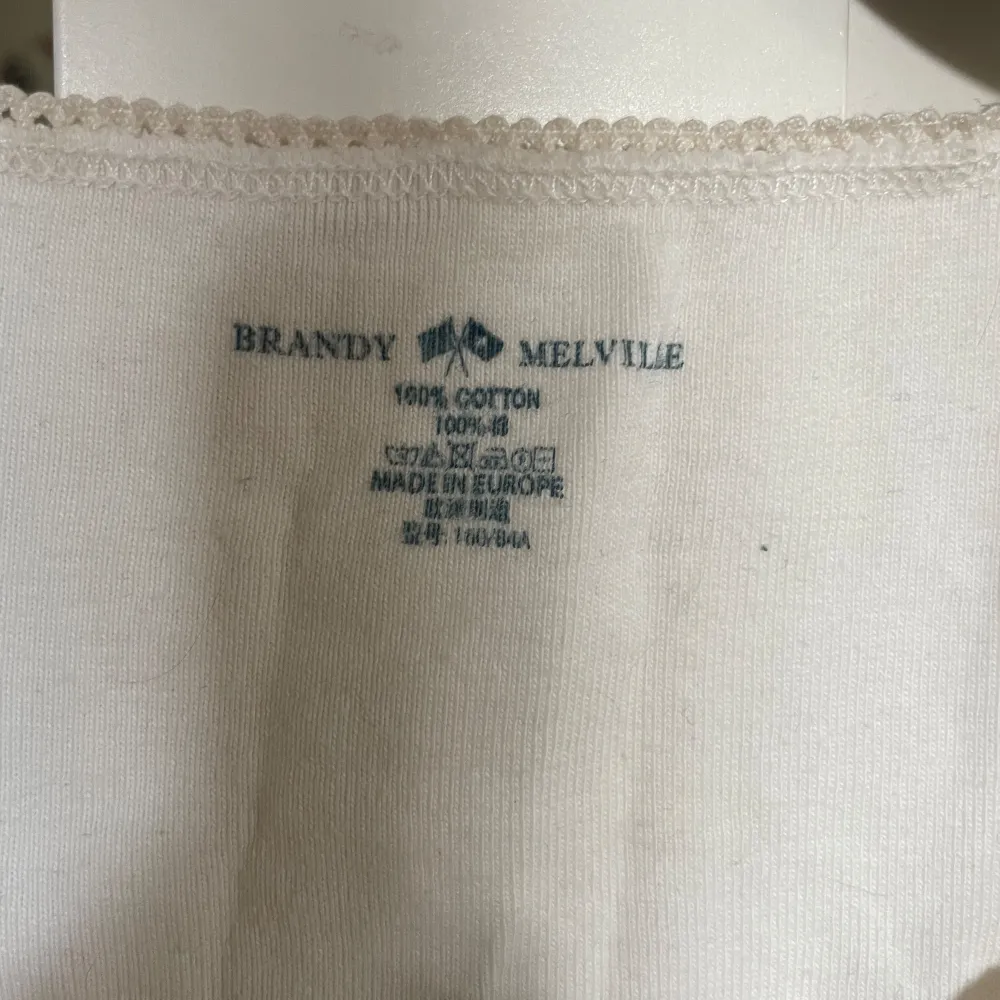 Super söt Brandy Melville topp!! St onesize men skulle säga xs/s. . Toppar.