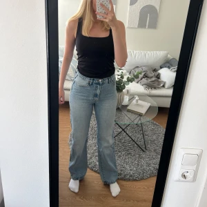 Jeans med extra långa ben  - Jeans i ljus tvätt, hög/medelhög midja och raka ben. Köpta förra året på Lindex. Modellen Franka med extra långa ben. Jag är 1,73. I mycket fint skick, säljer pga att de börjar bli för små. 