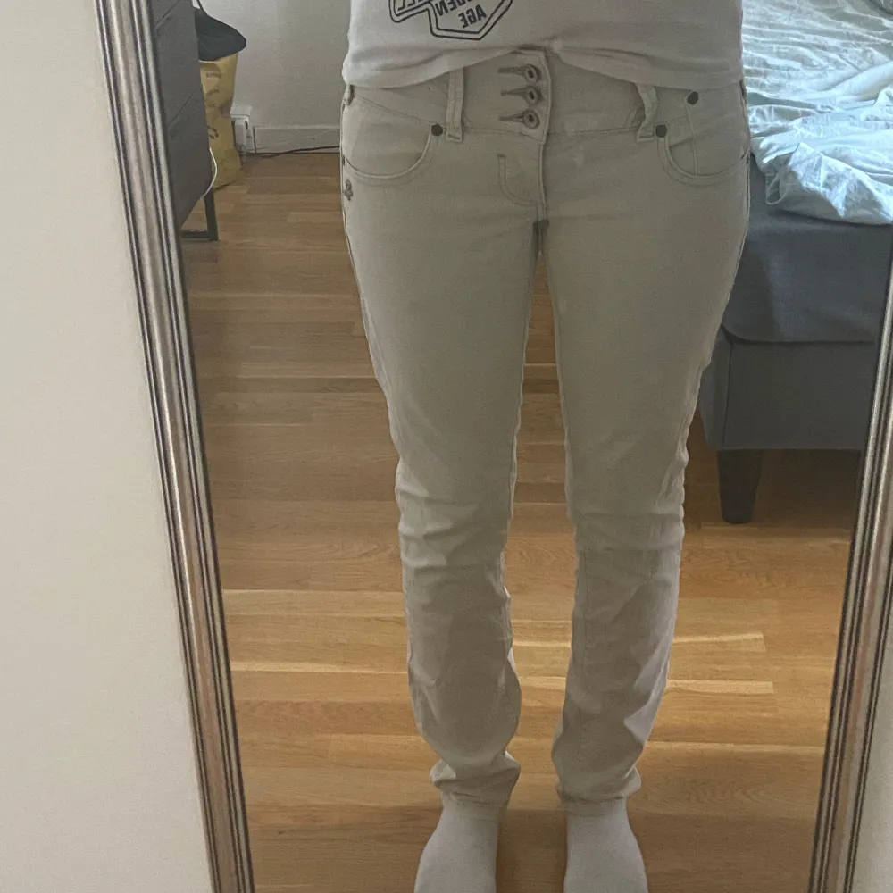 Mogul skinny jeans köpta från Sellpy! Säljer då de inte sitter så snyggt på mig , och behöver lite pengar 💓 skriv för fler bilder eller frågor!   Mått = Midja : 43cm rakt över & 85cm i omkrets! Längd : 100cm Mid waist 🩷. Jeans & Byxor.