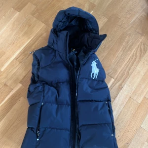 Polo Ralph lauren väst - Säljer men tvär sköna väst storlek xs 9,5/10 Skick ny pris 3300kr säljs nu för 1000kr pris kan diskuteras kvitto finns