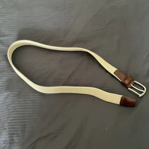 Flätat bläck bälte - Säljer ett flätat bläck bälte 85 cm långt Knappt användt och säljer det pga att det är för litet Nypris 600 så kom pm så löser vi nåt