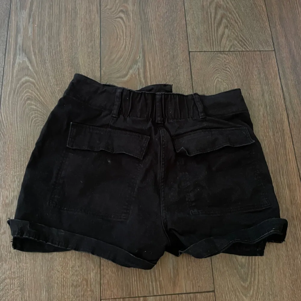 Drar lätt åt sig damm men härligt tyg. Två bakfickor  Midja tvärsöver: 33 cm Ytterbenslängd: 34,4 cm. Shorts.