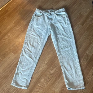 Ljusblå jeans från Vaillant - Säljer ett par ljusblå jeans från Vaillant. De har en klassisk femficksdesign och en dragkedja framtill. Jeansen är i bra skick och perfekta för en avslappnad stil. Passar till både vardag och fest!