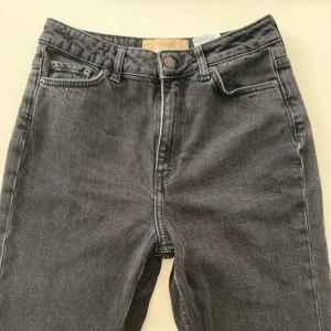 Jjxx flared jeans - Säljer mina jjxx jeans i strl w26/30. Dessa är flared/bootcut. Använda några ggr o jättefint skick. 200kr