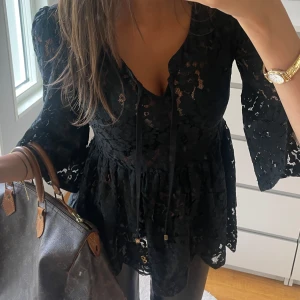 Fest blus - Super snygg blus med både spets och volang. Funderar på att sälja vid ett bra bud