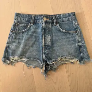 Snygga mörk blå jeans shorts från zara💙Sparsamt använda och passar till mycket🥰