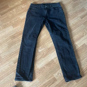 Svarta jeans från Vailent - Säljer ett par svarta jeans från Vailent. De är 10/10 och aldrig använda och luktar fortfarande butik. nypris 800. kom pm så tar vi det därifrån!