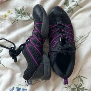 dansskor - Tyvärr är de för små för mig därför säljer jag de!