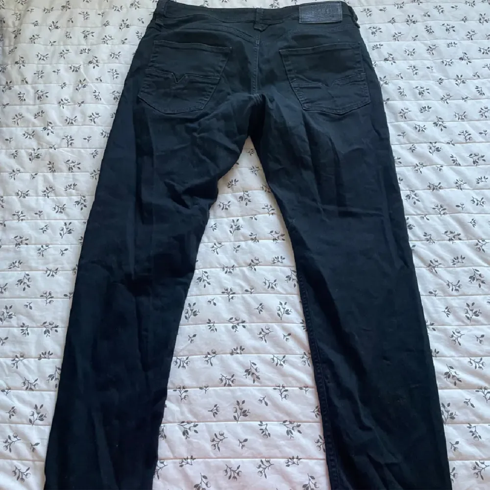 Svarta diesel jeans som är i nyskick.  Ordinarie pris:1199kr  Pris kan diskuteras!. Jeans & Byxor.