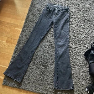 Jeans  - Jeans som är väldigt liten i storleken skulle passa 140/146 i midja 